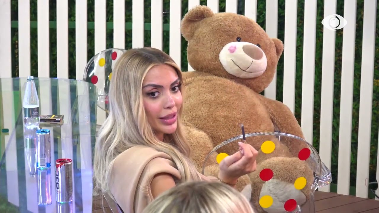 Mendo vetëm gjëra të bukura…/ Nikol e prekur, Brikena i qëndron pranë dhe e këshillon: Mos i merr gjërat personale