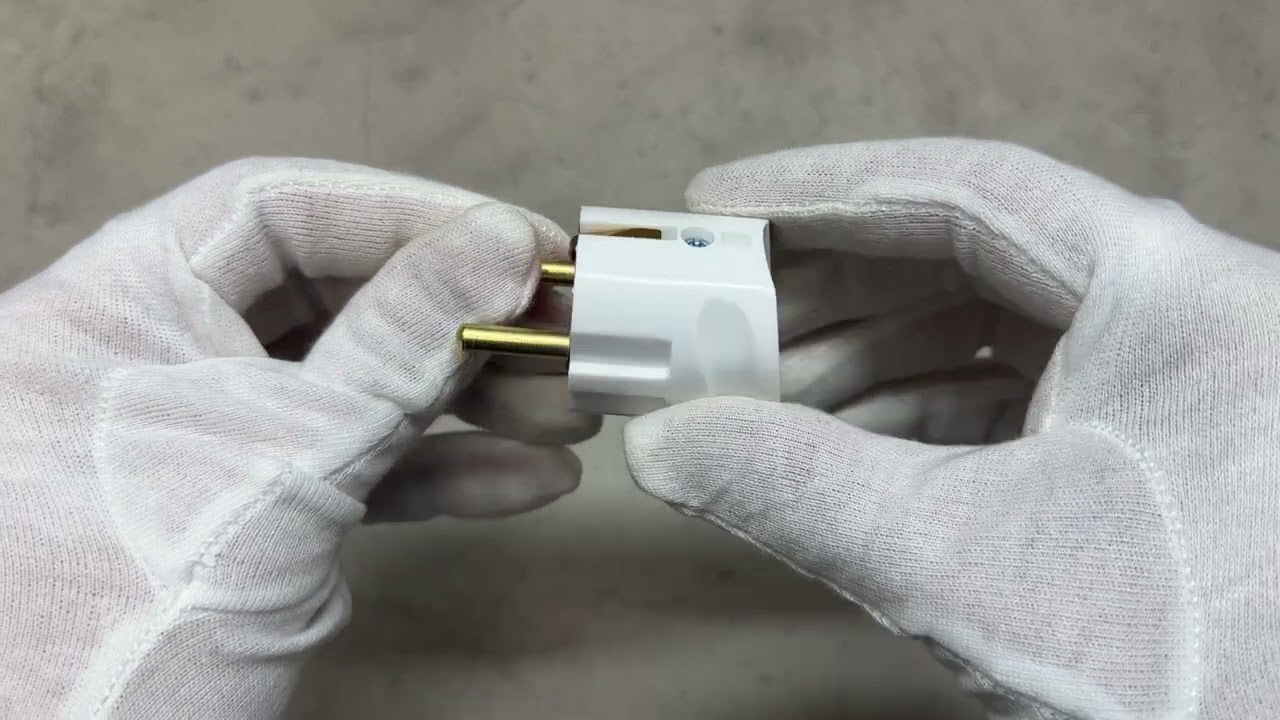 Вилка штепсельна LXL 2230WHP из заземлением угловая белая