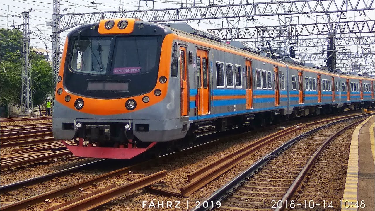 KRL KFW i9000 Masuk Stasiun Jakarta Kota