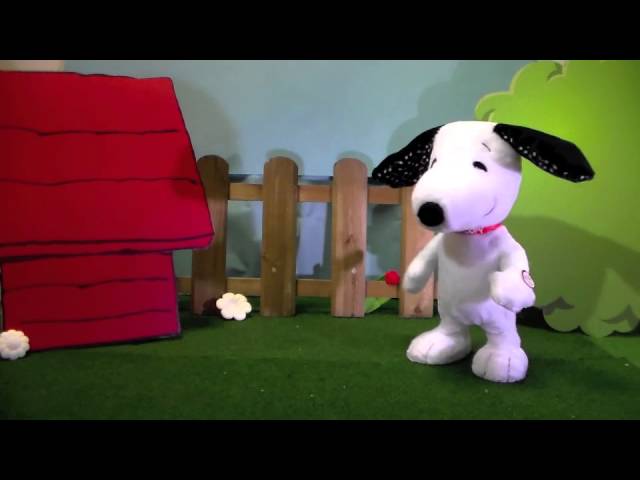 Vídeo relacionado con Peluche PEANUTS CHARLIE BROWN y en brazos el perrito Snoopy - de colección - Altura 25 cm - Multicolor