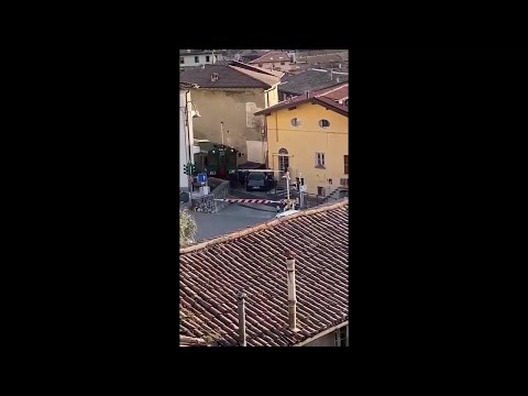Treno evita incidente con auto bloccata al passaggio a livello