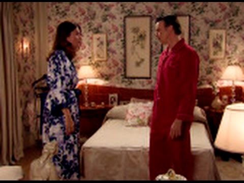 Tomás confiesa a Adela que trabaja para los rusos como espía