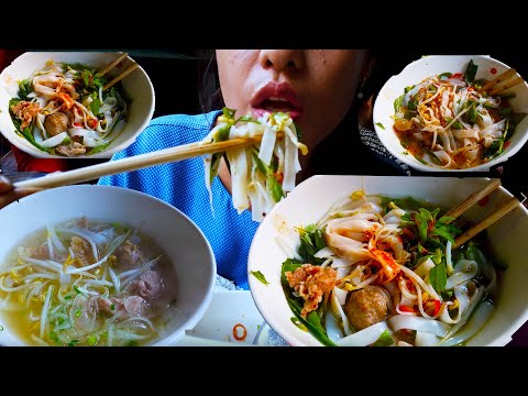 Breakfast Inside Kandal Market - Eating Pho For My Breakfast