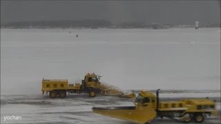 preview picture of video 'Snowplow.Airport(Heavy Snow,Closed runway) 大雪の新潟空港(滑走路閉鎖中)除雪作業中'