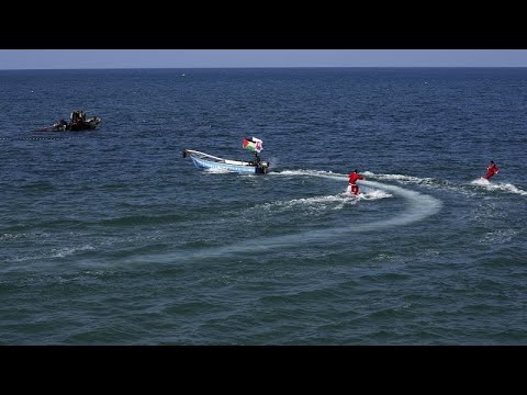 فيديو بابا نويل يتزلج على شواطئ غزة ويبعث رسائل إلى العالم