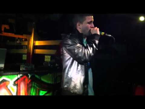 taes the kid en concierto  " llegan tiempos duros "