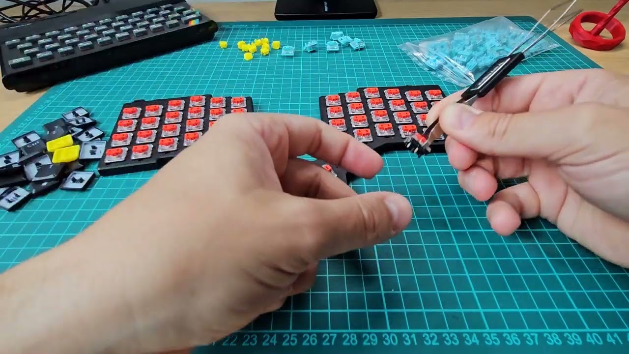 Kailh Robin switches unboxing and hot swapping with Kailh Red on a ZSA Voyager keyboard