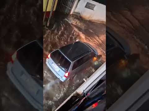 #ZACAPA LAS CALLES DE ZACAPA SE INUNDAN POR FUERTES TORMENTAS, MUCHAS PERSONAS AFECTADAS POR LLUVIAS