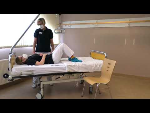 Hochziehen im Bett - Online Pflegekurs "Familiale Pflege - Beratung für pflegende Angehörige"