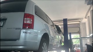 Chrysler Grand Voyager front brake pads replacement