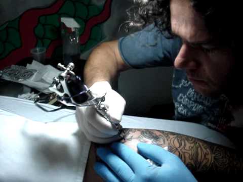 Jota tatuando Maninho