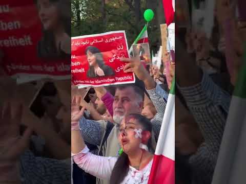 همخوانی دختر جوان با آهنگ “برای” در برلین