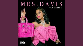 Musik-Video-Miniaturansicht zu Mrs. Davis Songtext von Gucci Mane