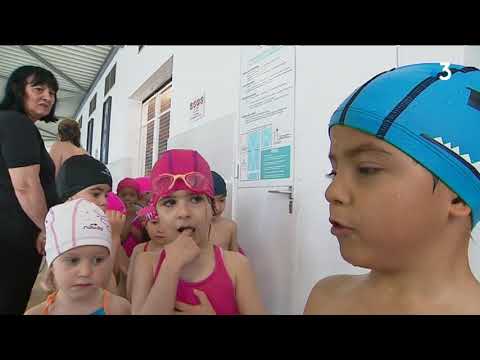In Cannes, kindergarten children learn to swim