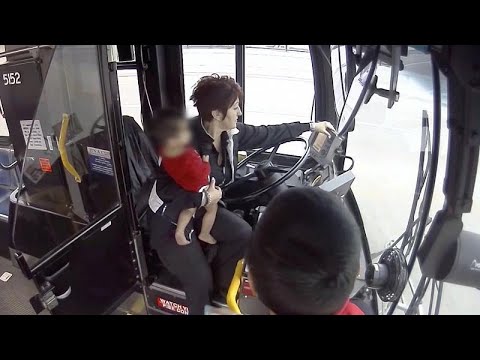 Una conductora de autobús rescata a una bebé que andaba sola por la calle
