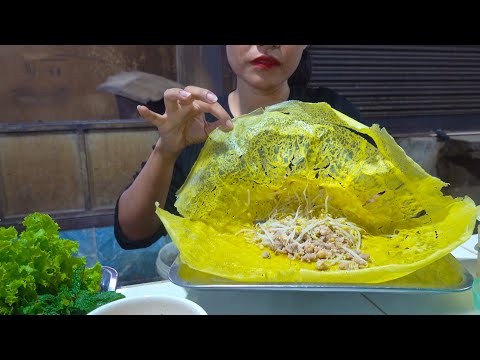 $2 For A Yellow Pancake and 10 Pieces Of Coconut Rice Cakes - Cambodian Street Food