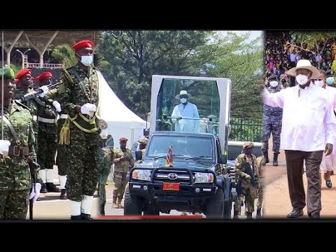 Präsident Museveni inspiziert die Militärparade in Kololo bei den Feierlichkeiten zum 63. Unabhän...