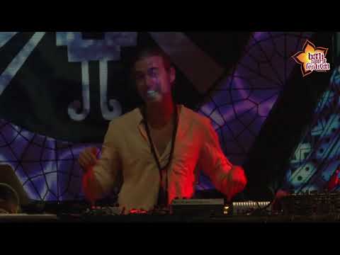 Uji  performing "Corina Lawrence - La Descarria ft Miss Bolivia" at BaliSpirit Festival 2019