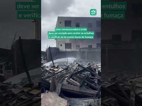 37 horas após incêndio, ainda há foco de fumaça em sucata do Chico Alves