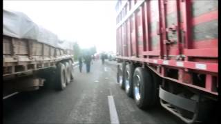 ACCIDENTE DE UN TRÁILER DESTROZA UNA PATRULLA DELA POLICÍA FEDERAL Y 5 VEHÍCULOS MAS