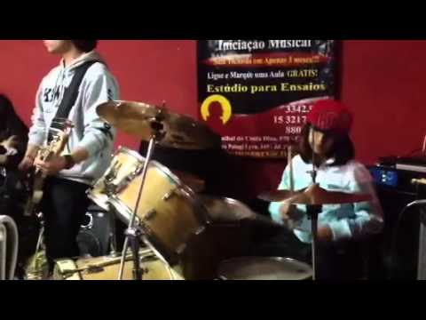 Studio Mozart - Heloisa Vicencio (menina de 9 anos arrasando na bateria!)