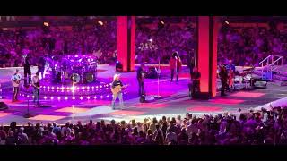 Garth Brooks &quot; Much Too Young To Feel this Dam Old &quot; Live
