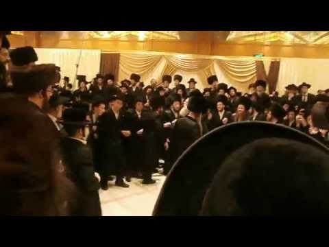 האדמור ממודזיץ' בריקוד עם אחיו האדמור מקוזמיר שליט"א