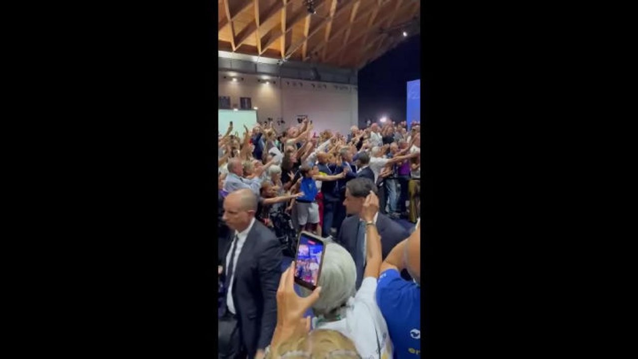 Papa Leone scende dalla golf car per salutare una persona invalida al Meeting di Rimini