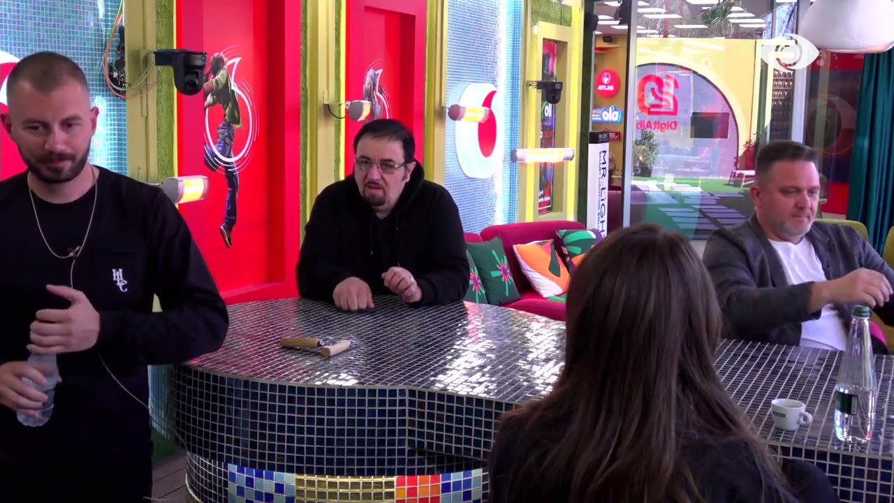 Thirri shoqet, ngacmime mes Romeos dhe Françeskës