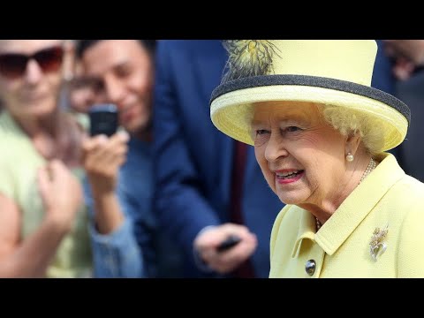 بريطانيا الملكة إليزابيث توافق على قانون طلب تأجيل بريكسيت