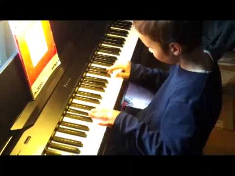Lukas spielt Anuschka am Klavier
