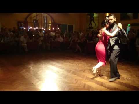  Néstor Patitas Azorín  and  Inés Muzzopappa  are  dancing  to  the  tango  "  A las siete en el café  "  by  Miguel Caló