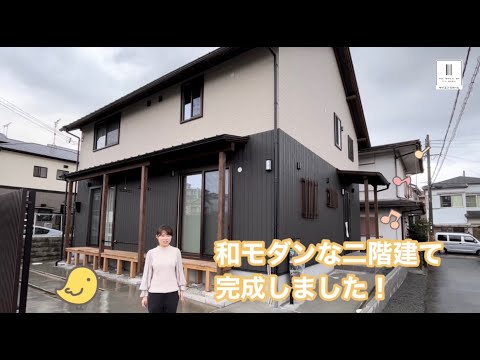 intérieur de la cabane en bois recyclé habitable avec lit-mezzanine-chaise-hamac