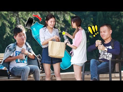 美女當面擰開男人們擰不開的瓶蓋，這就很尷尬了!