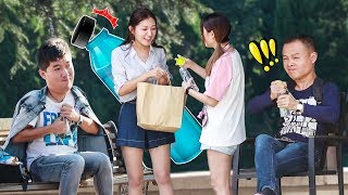 Women opened the bottle cap that the men couldn't open, embarrassing! video