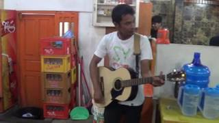 Download lagu Ariel - Kisah Cintaku (ibu ini menangis terharu mendengar suara pengamen ini) mp3
