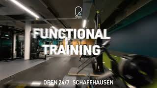 Der Ausseneingang eines PureGym mit Beschilderung und Glastüren, gelegen in einem gepflasterten Aussenbereich