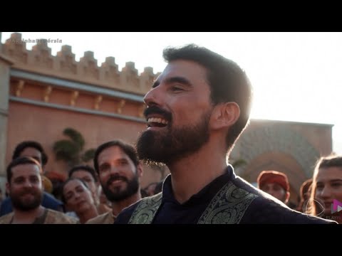 Cena ator Leo Iglesias cantando Hallelujah na série A Rainha da Pérsia