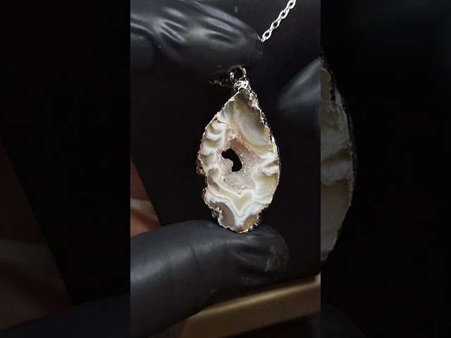 تعليقة نسائية حجر عقيق ورد الربيع مع تبلور بالحجر رائع