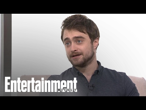 ダニエル・ラドクリフ、「スイス・アーミー・マン」シーンでポール・ダノとキス｜Entertainment Weekly (Daniel Radcliffe On Kissing Paul Dano In 'Swiss Army Man’ Scenes | Entertainment Weekly)