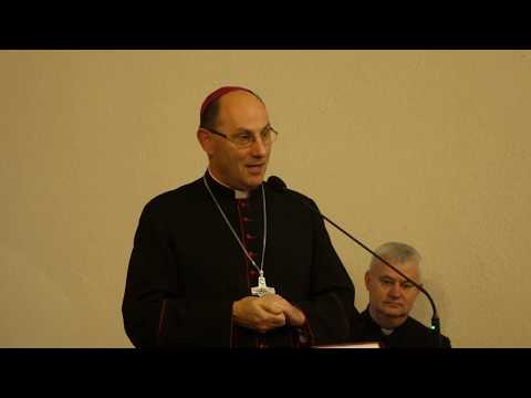 Prymas Polski Wojciech Polak modli się z niepełnosprawnymi w Piekoszowie 18.11.2018