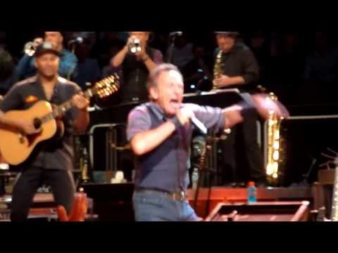 Friday On My Mind - Bruce Springsteen - Sydney Allphones Arena 19-2-2014