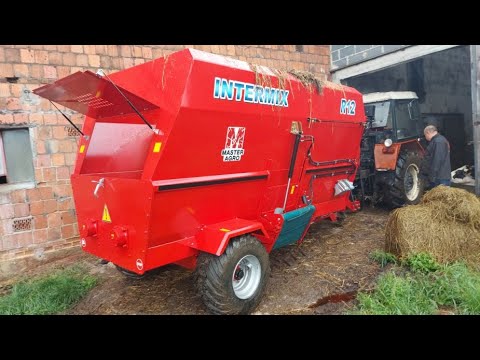 Deszczowe mieszanie paszy. Poziomy paszowóz INTERMIX R12 z małym Zetorem 5211