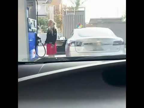 O Marido Compra Um Tesla Elétrico e a Esposa Vai Abastecer Com Gasolina