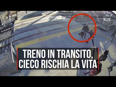 Arriva il treno mentre un uomo cieco sta per attraversare le rotaie, un angelo lo salva