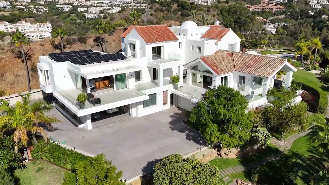 Villa for sale in Puerto del Almendro, Benahavis