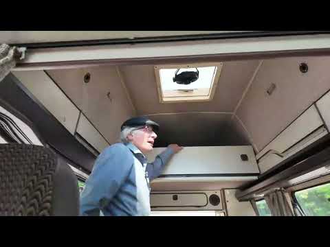 Reinhard Schade präsentiert den ersten Preis – einen legendären VW T3 Camper