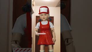 La muñeca del Juego del Calamar es el repartidor de pizza?