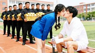 Todos temiam o CEO arrogante, mas ele se apaixonou pela estudante pobre que o cuidou.