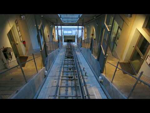 Standseilbahn 3063.01 Ittigen Stufenbau Talfahrt nachts - Funicular